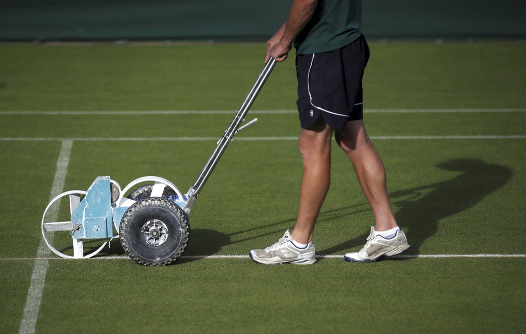 Takhle vypadá ve Wimbledonu příprava travnatého kurtu