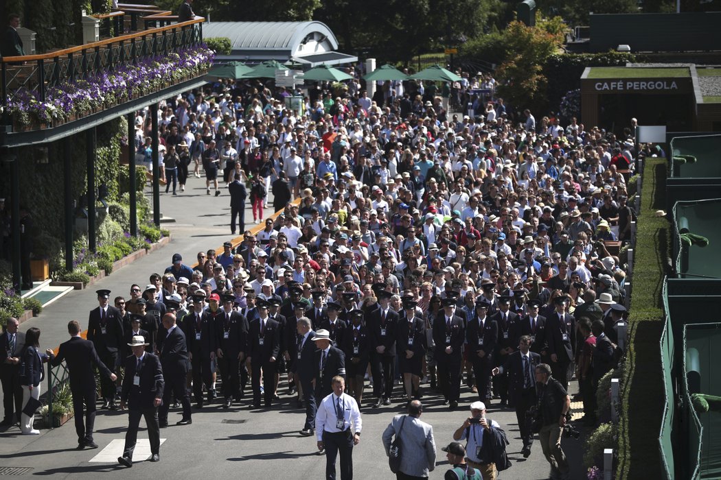 Takhle vypadal dav návštěvníků u vchodu na začátku prvního dne Wimbledonu