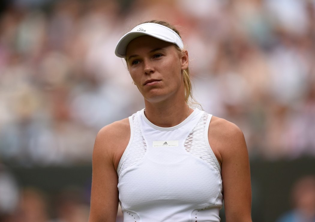 Smutná Caroline Wozniacká po vyřazení z Wimbledonu