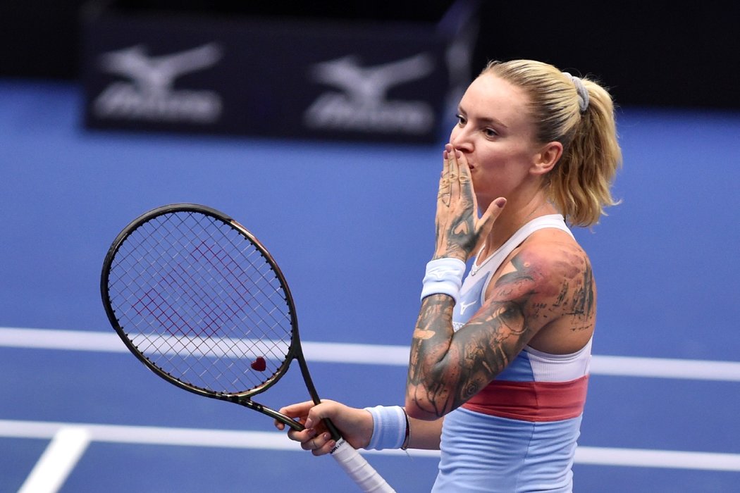 Tereza Martincová děkuje fanouškům po výhře ostravském WTA Agel Open
