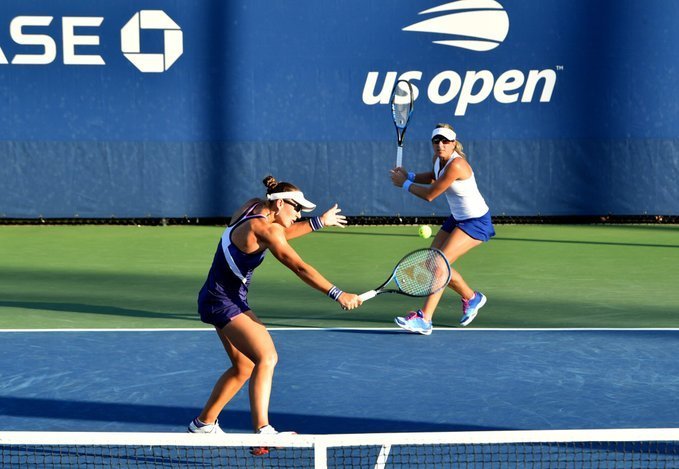 Česká tenistka Květa Peschkeová (vpravo) a Američanka českého původu Nicole Melicharová vyhrály v Čeng-čou pátý turnaj WTA