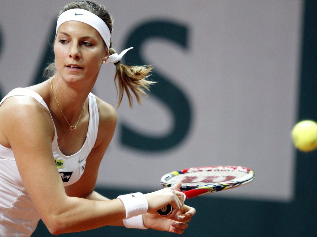 Lucemburská tenistka Mandy Minellaová prohrála ve druhém kole turnaje v Katowicích s turnajovou jedničkou Petrou Kvitovou po setech 5:7, 2:6.