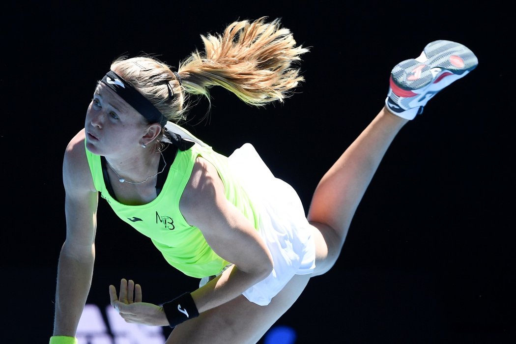 Marie Bouzková na turnaji v Melbourne proti domácí Ashleigh Bartyové