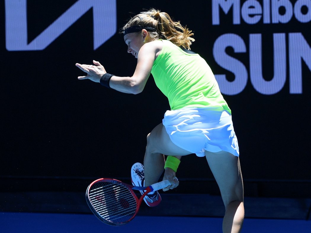 Marie Bouzková na turnaji v Melbourne proti domácí Ashleigh Bartyové