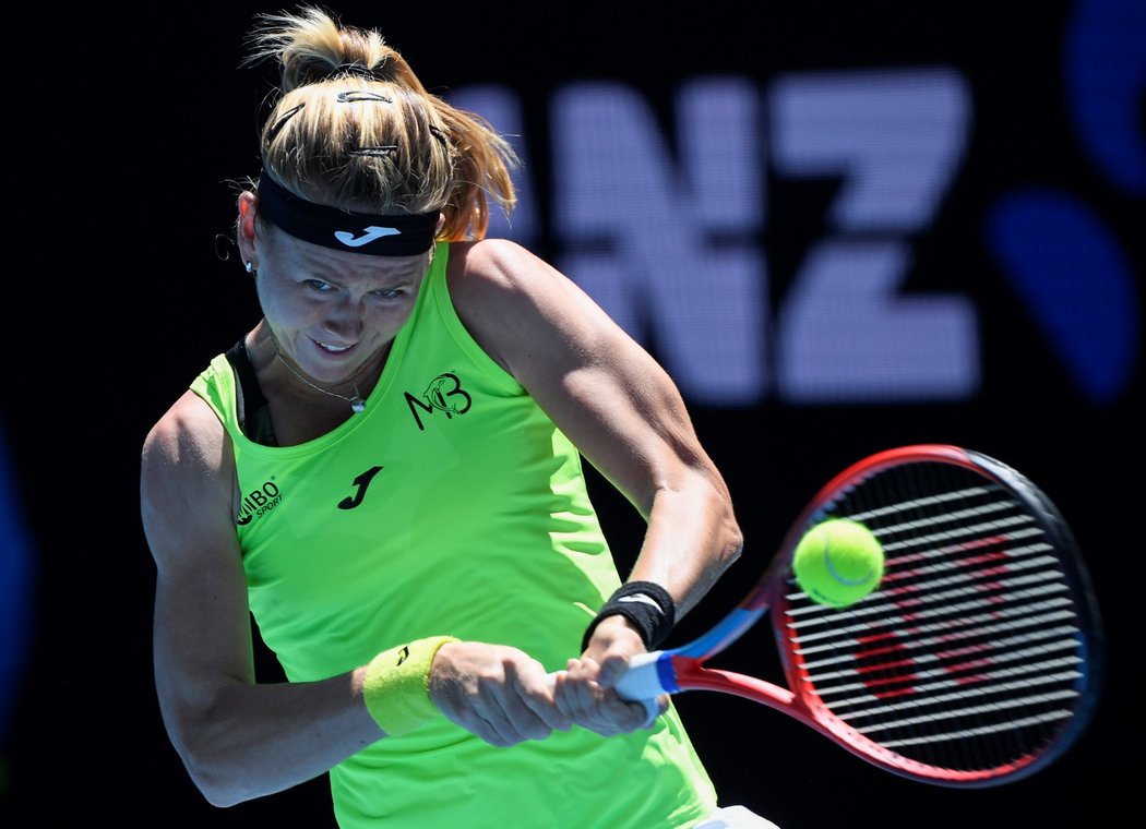 Marie Bouzková na turnaji v Melbourne proti domácí Ashleigh Bartyové