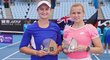 Barbora Krejčíková (vlevo) a Kateřina Siniaková ovládly čtyřhru na turnaji Gippsland Trophy v Melbourne