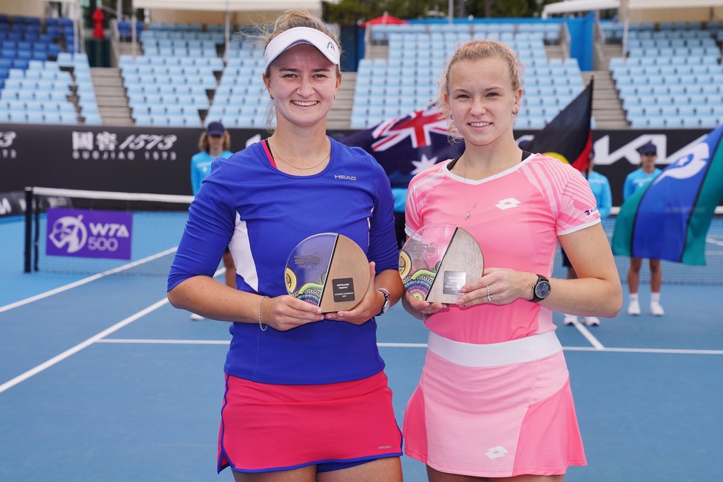 Barbora Krejčíková (vlevo) a Kateřina Siniaková ovládly čtyřhru na turnaji Gippsland Trophy v Melbourne