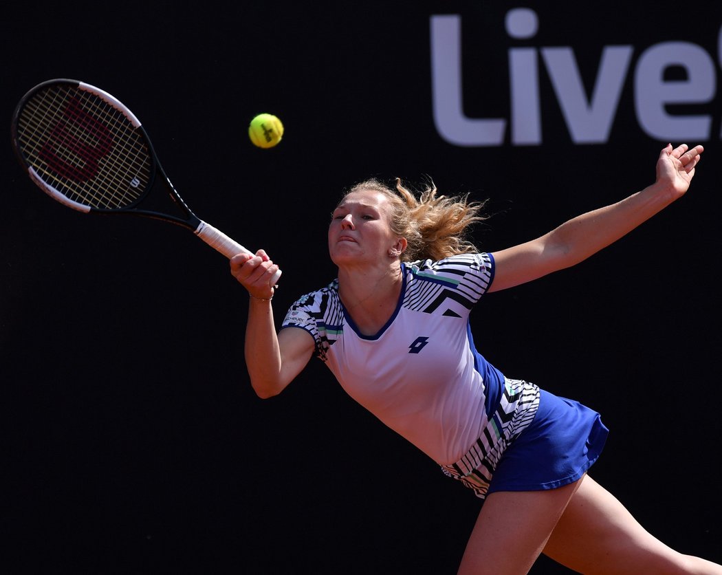 Kateřina Siniaková na loňském LiveScore Cup v utkání proti Karolíně Plíškové