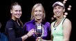 Vítězky Turnaje mistryň Veronika Kuděrmětovová a Elise Mertensová s tenisovou legendou Martinou Navrátilovou