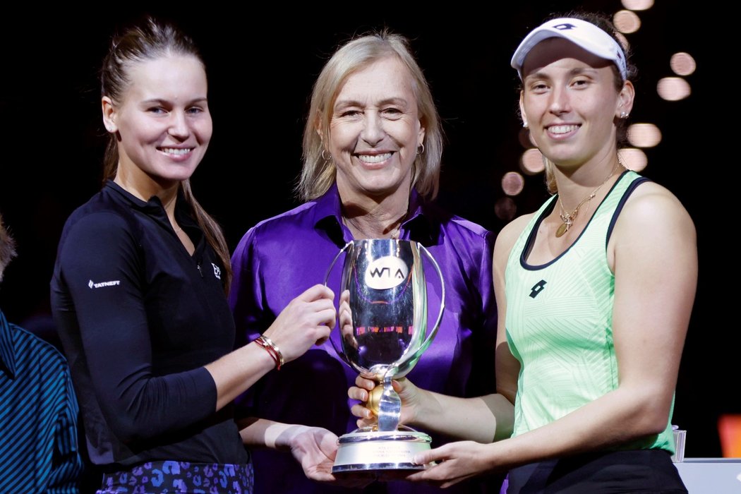 Vítězky Turnaje mistryň Veronika Kuděrmětovová a Elise Mertensová s tenisovou legendou Martinou Navrátilovou