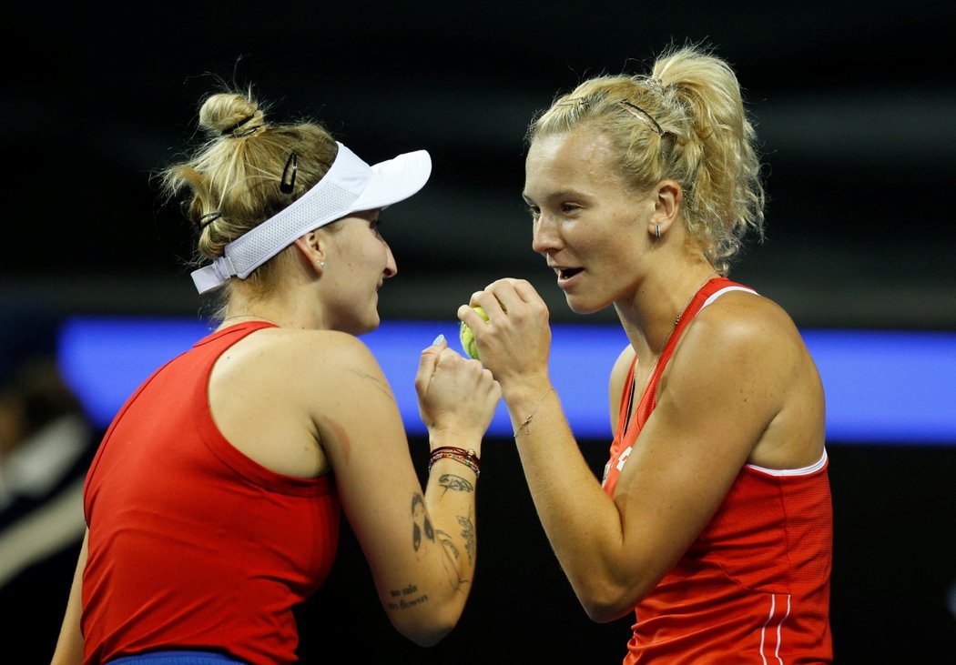 Kateřina Siniaková a Markéta Vondroušová v debatě během čtyřhry proti Polsku