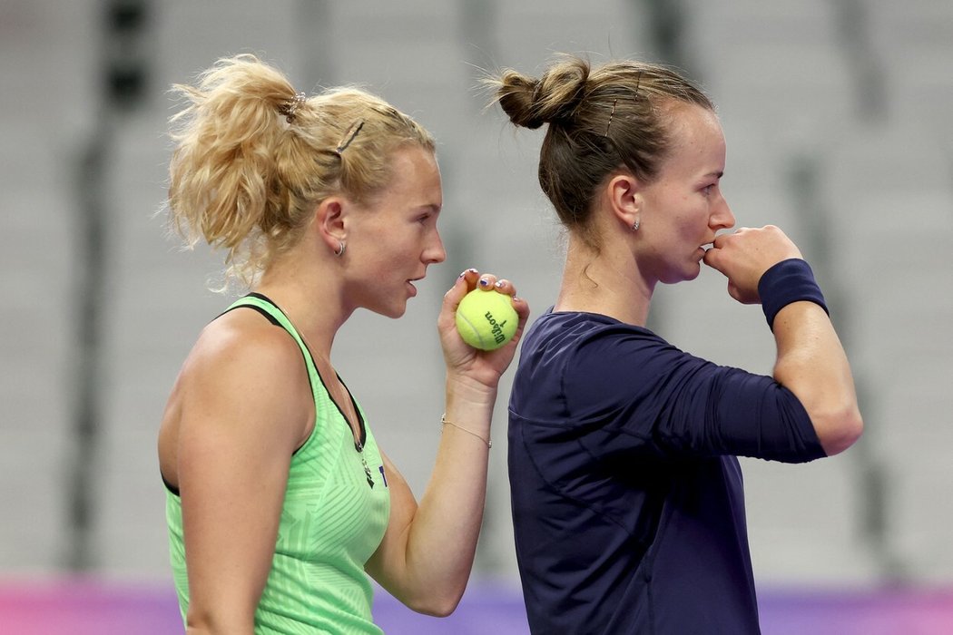 Barbora Krejčíková a Kateřina Siniaková vykročily za obhajobou titulu z Turnaje mistryň úspěšně
