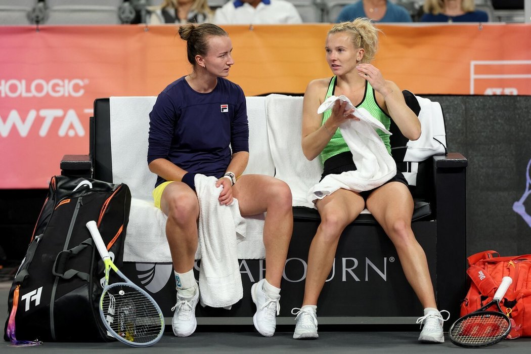 Barbora Krejčíková a Kateřina Siniaková vykročily za obhajobou titulu z Turnaje mistryň úspěšně