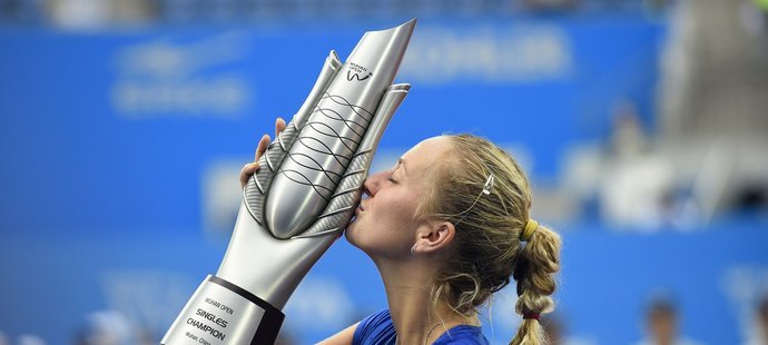 Petra Kvitová líbá trofej pro vítězku turnaje ve Wu-chanu