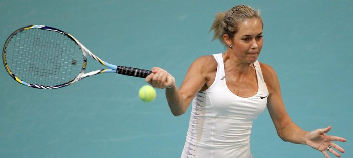 Česká tenistka Klára Zakopalová postoupila na turnaji v Paříži do osmifinále.