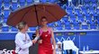 Finálový zápas se stihl dohrát těsně před deštěm, na rozhovor už Karolína Plíšková přišla s deštníkem
