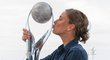 Barbora Strýcová převzala na turnaji v Cincinnati trofej pro světovou jedničku ve čtyřhře, kterou se stala před měsícem po vítězství ve Wimbledonu po boku Tchajwanky Sie Šu-wej