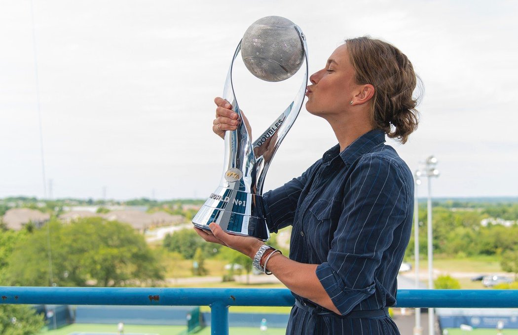 Barbora Strýcová převzala na turnaji v Cincinnati trofej pro světovou jedničku ve čtyřhře, kterou se stala před měsícem po vítězství ve Wimbledonu po boku Tchajwanky Sie Šu-wej