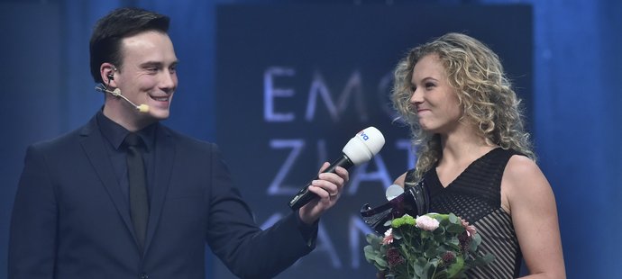 Kateřina Siniaková s moderátorem Petrem Suchoněm na předávání ceny Zlatý kanár