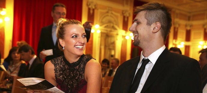 Rozesmátá Petra Kvitová s přítelem Radkem Meidlem na vyhlášení ankety Zlatý kanár, kterou podruhé v kariéře vyhrála