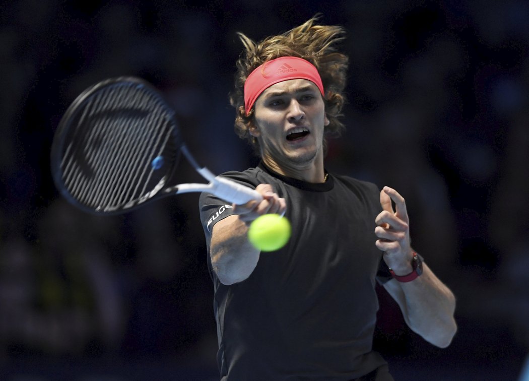 Alexander Zverev zdolal v semifinále Turnaje mistrů Rogera Federera