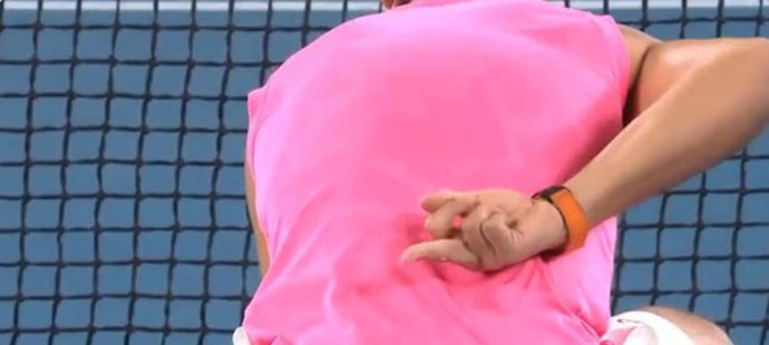 Rafael Nadal se při exhibici skvěle bavil, takhle ukazoval prostředníček na Novaka Djokoviče