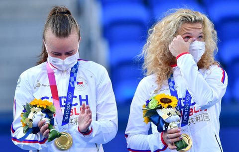 Dojaté české tenistky na stupních vítězů poté, co Kateřina Siniaková a Barbora Krejčíková ovládly tenisovou čtyřhru