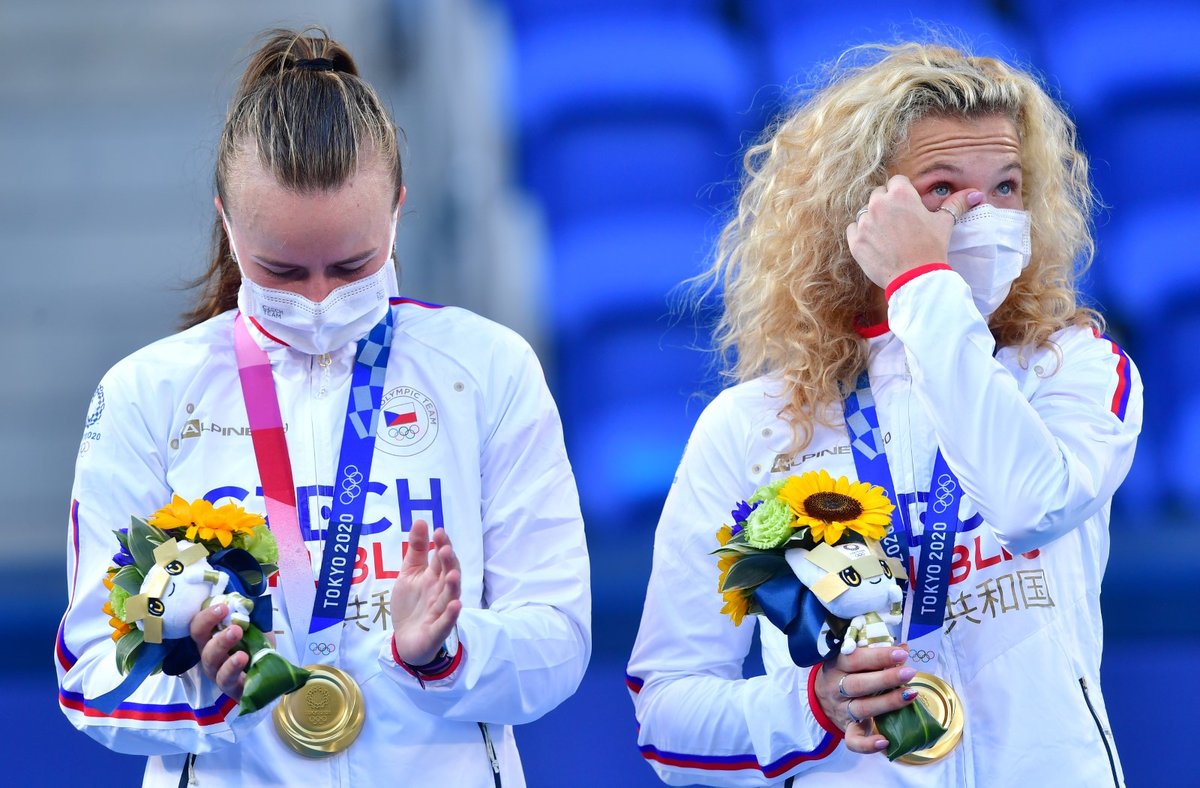 Dojaté české tenistky na stupních vítězů poté, co Kateřina Siniaková a Barbora Krejčíková ovládly tenisovou čtyřhru
