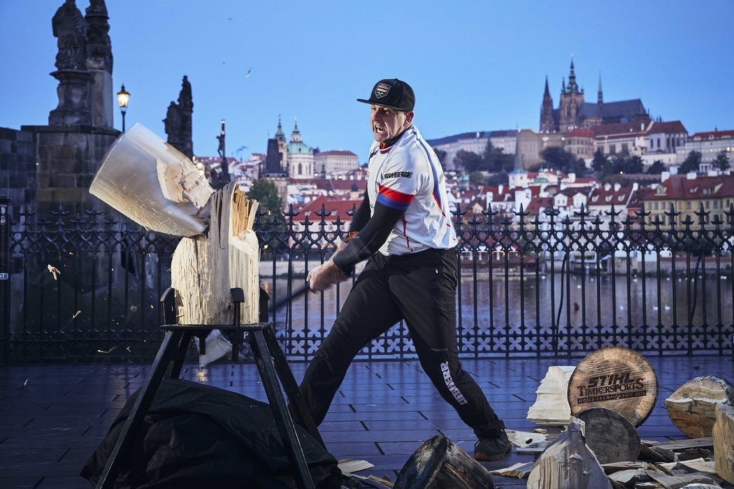 Martin Komárek a v pozadí Pražský hrad