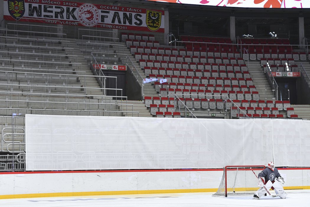 Pohled na prázdné ochozy moderní třinecké WERK ARENY