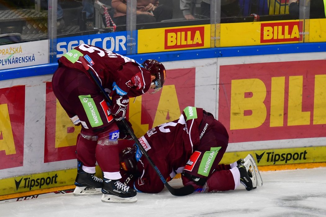 Lukáš Pech na konci první části inkasoval tvrdý hit a zůstal klečet na hrací ploše