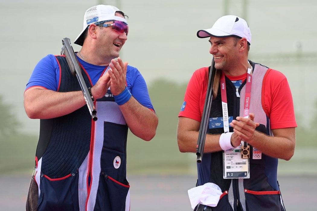 Zleva zlatý Jiří Lipták a stříbrný David Kostelecký po úspěšném vystoupení na olympiádě v Tokiu