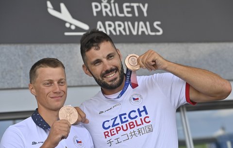 Bronzoví Radek Šlouf s Josefem Dostálem na letišti v Praze po příletu z Tokia