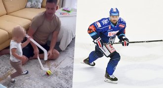 Plekancův potomek jde v tátových stopách: První seznámení s hokejkou!