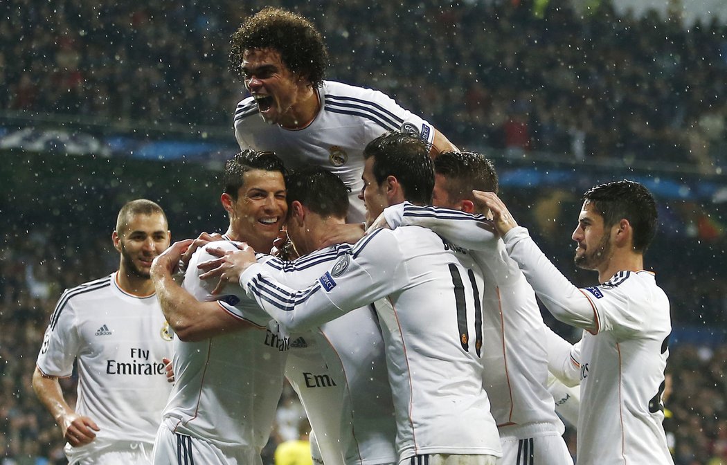 4. Real Madrid – fotbal – průměrný plat 4 993 393 liber ročně (166 milionu korun)