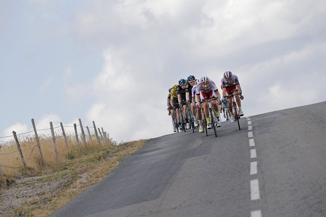 Jezdci během nejslavnějšího cyklistického závodu na světě, legendární Tour de France