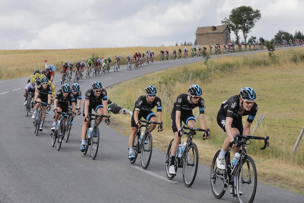 Jezdci na Tour de France zažívají vedle prudkých stoupání i náročné sjezdy