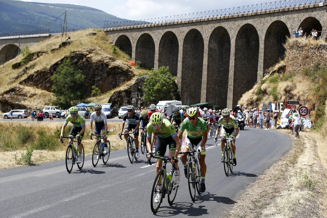 Cyklisté během 15. etapy na Tour de France