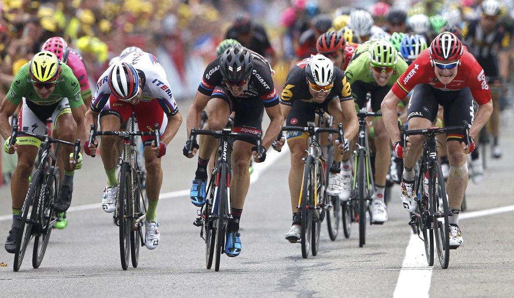 Závěrečný spurt jezdců v patnácté etapě Tour de France