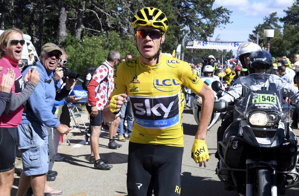 Lídr Tour de France Chris Froome v pokludu, když při pádu zničil své kolo