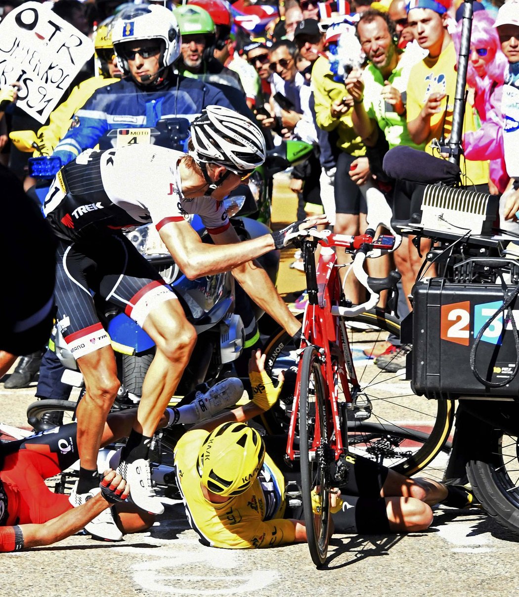 Tvrdý pád největších favoritů Tour de France ve 12. etapě