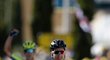 Slovenský cyklista Peter Sagan ve finiši etapy na Tour de France přespurtoval lídra Chrise Frooma