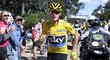 Lídr Tour de France Chris Froome v pokludu, když při pádu zničil své kolo