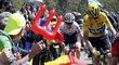 Jezdci na Tour de France čelili ve 12. etapěm enormnímu tlaku diváků, kteří je podporovali v závěrečném stoupání