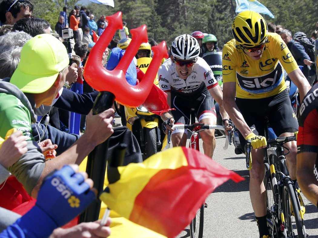 Jezdci na Tour de France čelili ve 12. etapěm enormnímu tlaku diváků, kteří je podporovali v závěrečném stoupání