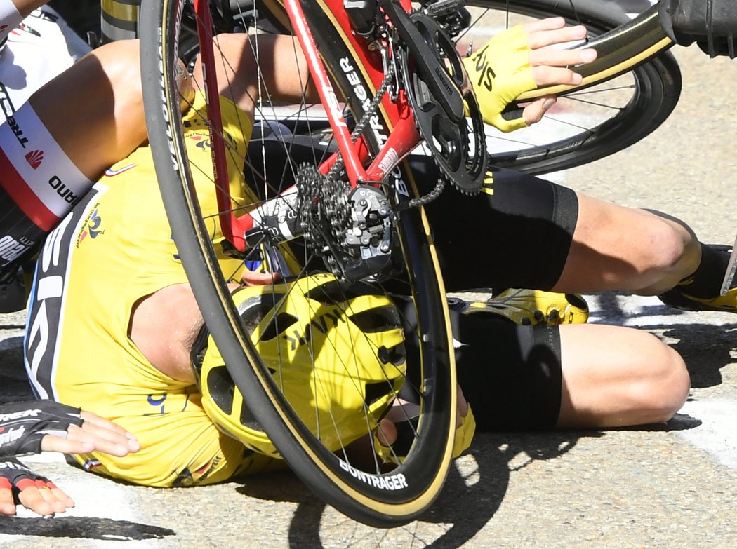 Lídr Tour de France na zemi. Chris Froome odnesl střet s motorkou na konci 12. etapy