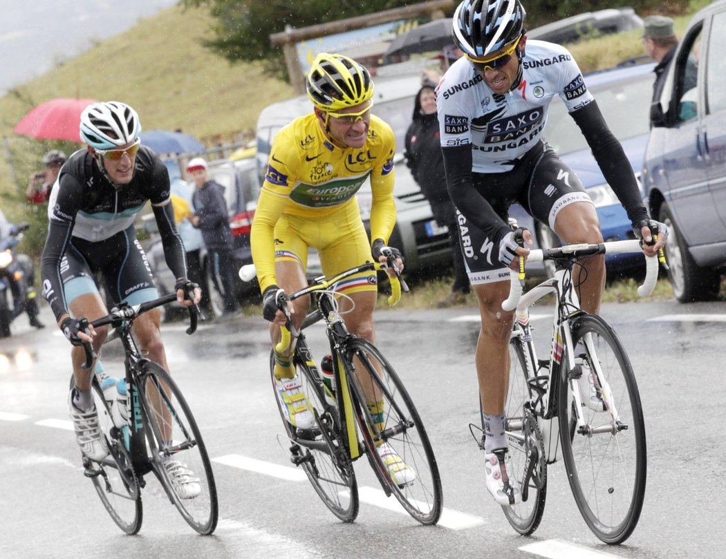 Favorité stahují Voecklera, lídr Tour de France ztratil při chybě ve sjezdu