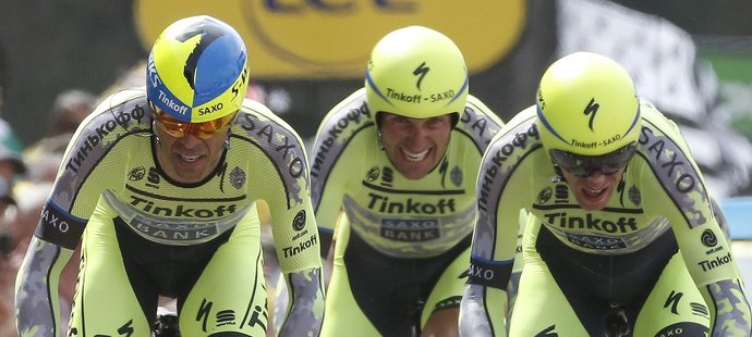 Ivan Basso (uprostřed) už své stáji Tinkoff-Saxo na Tour de France nepomůže