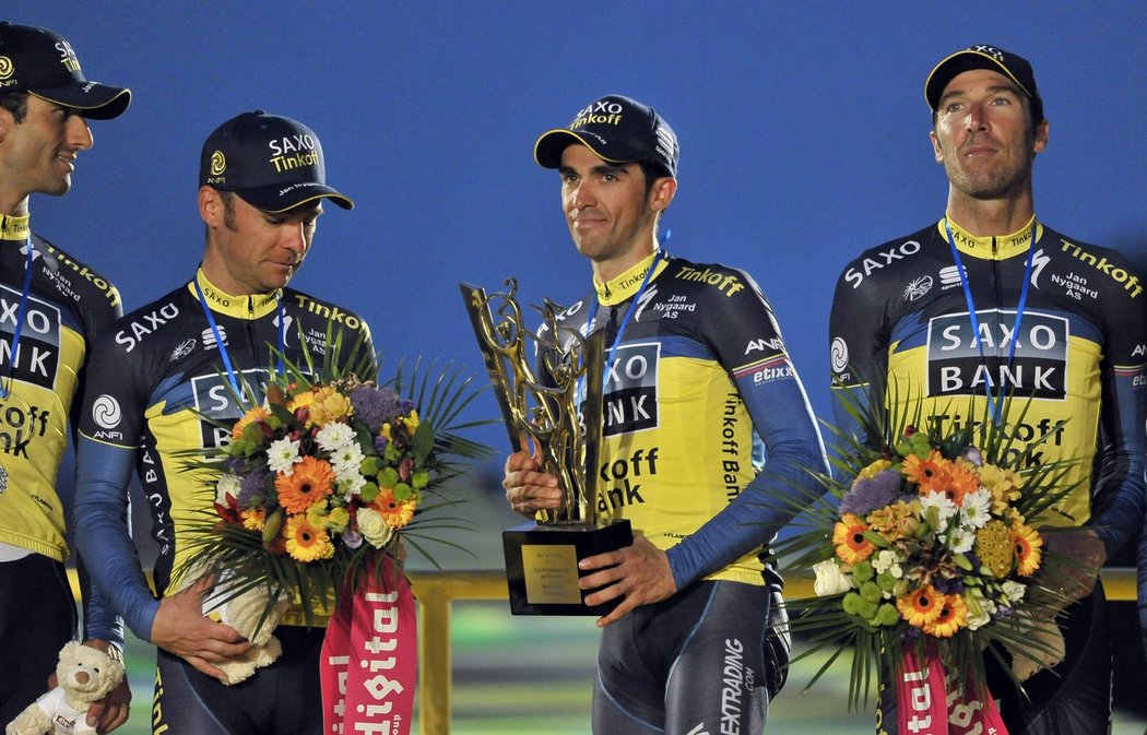 Alberto Contador přebírá trofej pro nejlepší tým.