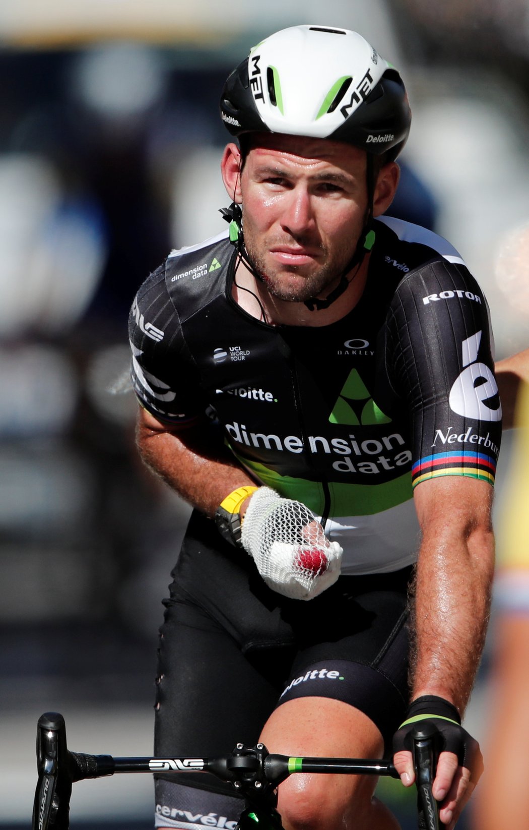 Potlučený jezdec Marc Cavendish po pádu ve finiši 4. etapy Tour de France